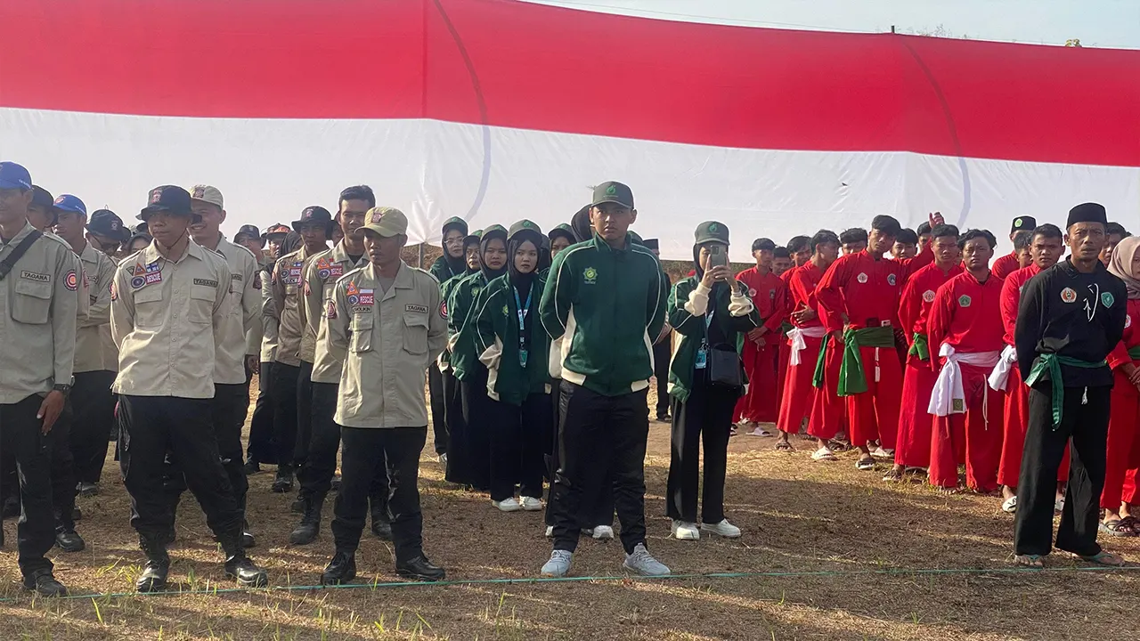 Mahasiswa KKN 55 UNUGIRI saat mengikuti upacara peresmian T MMD di Desa Soko. (doc. KKN 55 UNUGIRI)