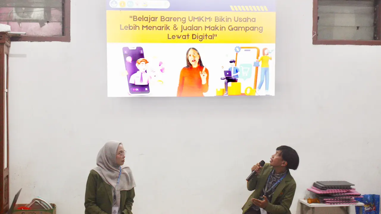 Mahasiswa KKN 78 UPN Veteran Jatim saat pelaksanaan program kerja bertajuk “Belajar Bareng UMKM: Bikin Usaha Lebih Menarik & Jualan Makin Gampang Lewat Digital.” (doc. pribadi)