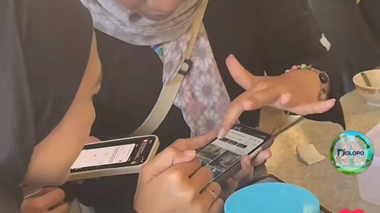 Mahasiswa KKN BBK 6 saat membantu mendaftarkan QRIS dan Gmaps salah satu UMKM Desa Dolopo. (doc. KKN BBK 6 UNAIR Desa Dolopo)