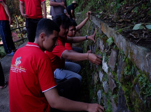 Mahasiswa KKN R39 Universitas 17 Agustus 1945 Surabaya dan warga saat bergotong membersihkan lingkungan. (doc. pribadi)