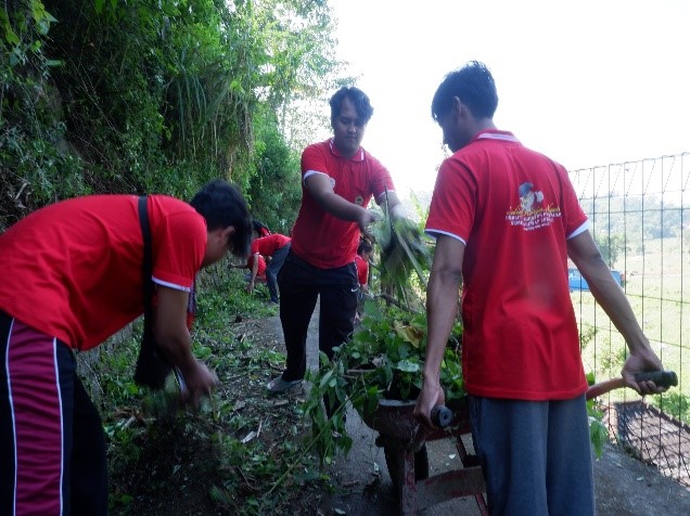 Mahasiswa KKN R39 Universitas 17 Agustus 1945 Surabaya saat bergotong membersihkan lingkungan. (doc. pribadi)