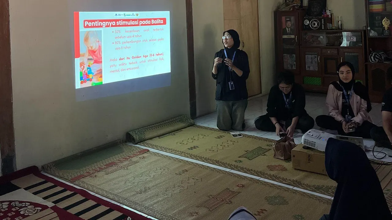 Mahasiswa KKN-T IPB memberikan materi motorik halus di posyandu Dusun Mener, Desa Jatipurwo (14/7/2025). (doc. pribadi)