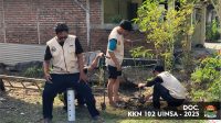 Mahasiswa KKN UINSA 2025 tampak menanam pipa biopori di Desa Katemas Lamongan. (doc  KKN 102 UINSA) Mahasiswa KKN UINSA 2025 tampak menanam pipa biopori di Desa Katemas Lamongan. (doc KKN 102 UINSA)