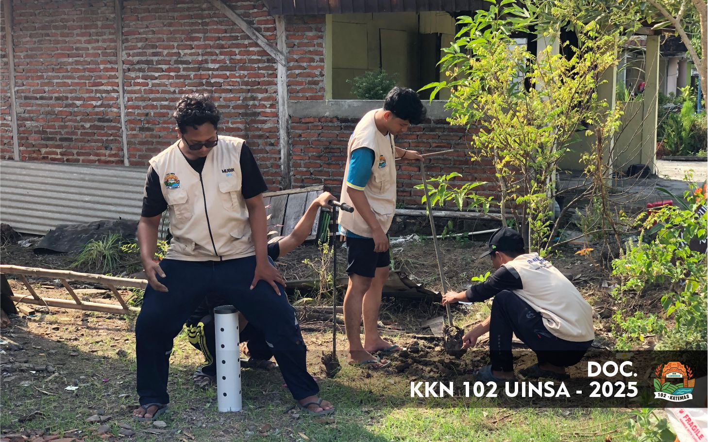 Mahasiswa KKN UINSA 2025 tampak menanam pipa biopori di Desa Katemas Lamongan. (doc  KKN 102 UINSA) Mahasiswa KKN UINSA 2025 tampak menanam pipa biopori di Desa Katemas Lamongan. (doc KKN 102 UINSA)