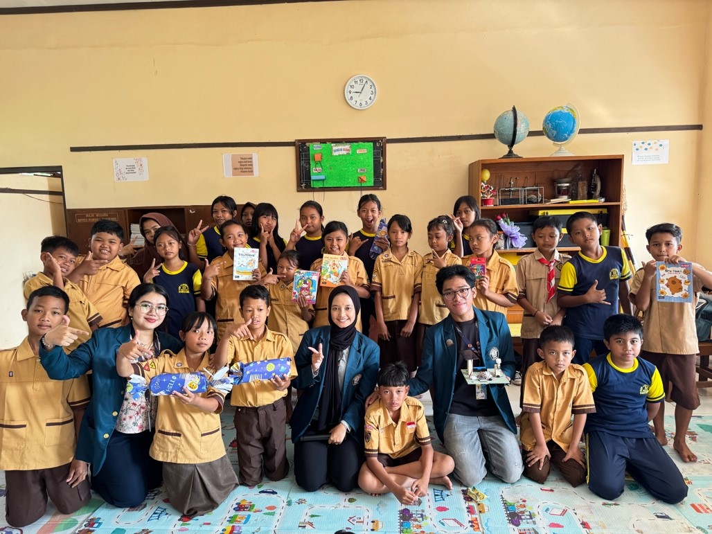 Mahasiswa KKN UNDIP bersama siswa SDN 3 Kebondowo dalam edukasi panel surya. (doc. pribadi)