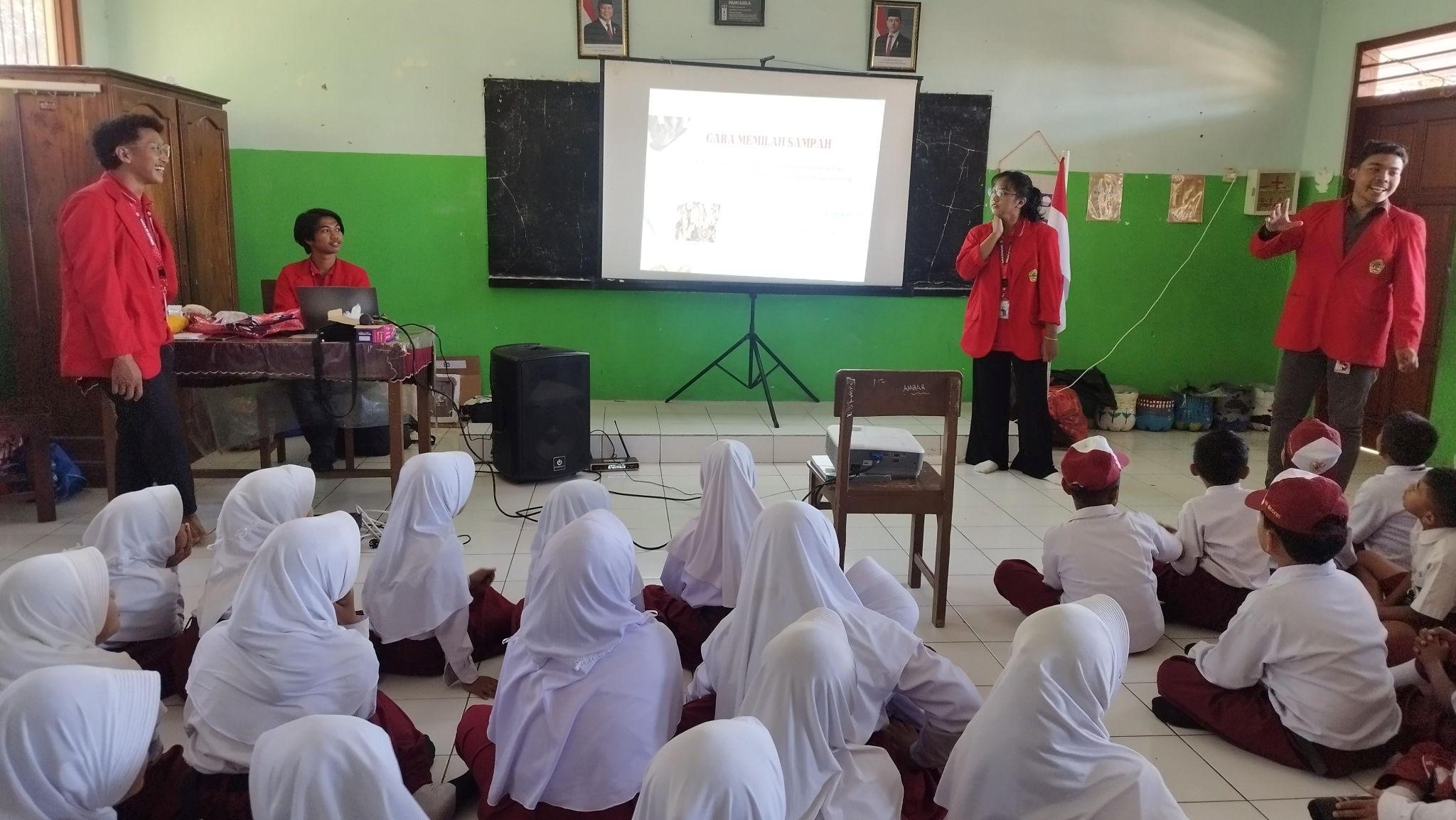 Mahasiswa KKN Universitas 17 Agustus 1945 Surabaya saat memaparkan materi tentang edukasi lingkungan. (doc. pribadi)
