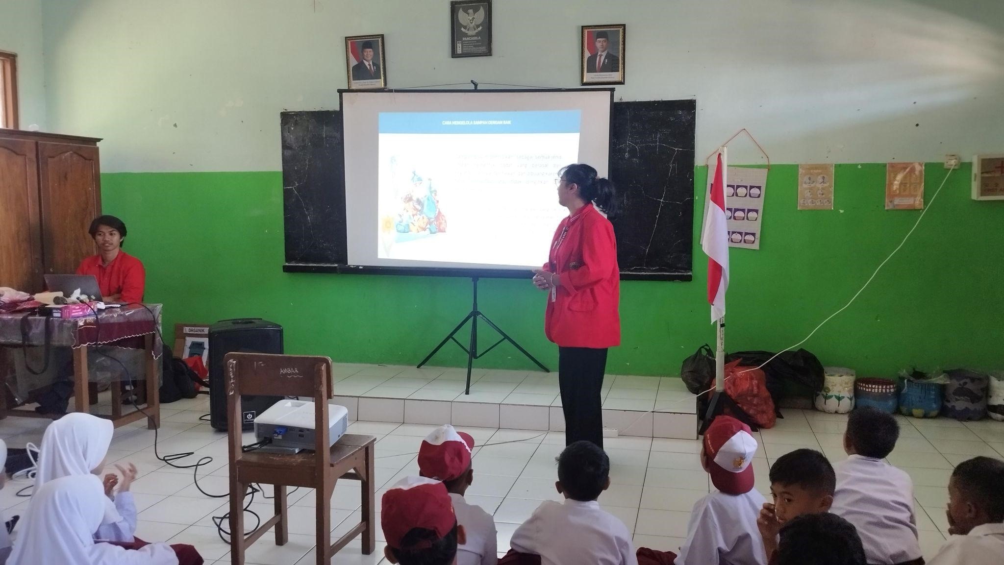 Mahasiswa KKN Universitas 17 Agustus 1945 Surabaya saat memaparkan materi tentang edukasi lingkungan. (doc. pribadi)
