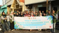 Mahasiswa KKN berfoto bersama Ketua RW sebelum memulai kegiatan program Takal Berbagi di Tanah Kali Kedinding. (doc. Kel 37 KKN UPNVJT) Mahasiswa KKN berfoto bersama Ketua RW sebelum memulai kegiatan program Takal Berbagi di Tanah Kali Kedinding. (doc. Kel 37 KKN UPNVJT)