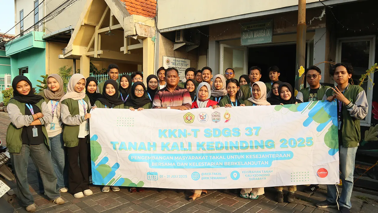 Mahasiswa KKN berfoto bersama Ketua RW sebelum memulai kegiatan program Takal Berbagi di Tanah Kali Kedinding. (doc. Kel 37 KKN UPNVJT)