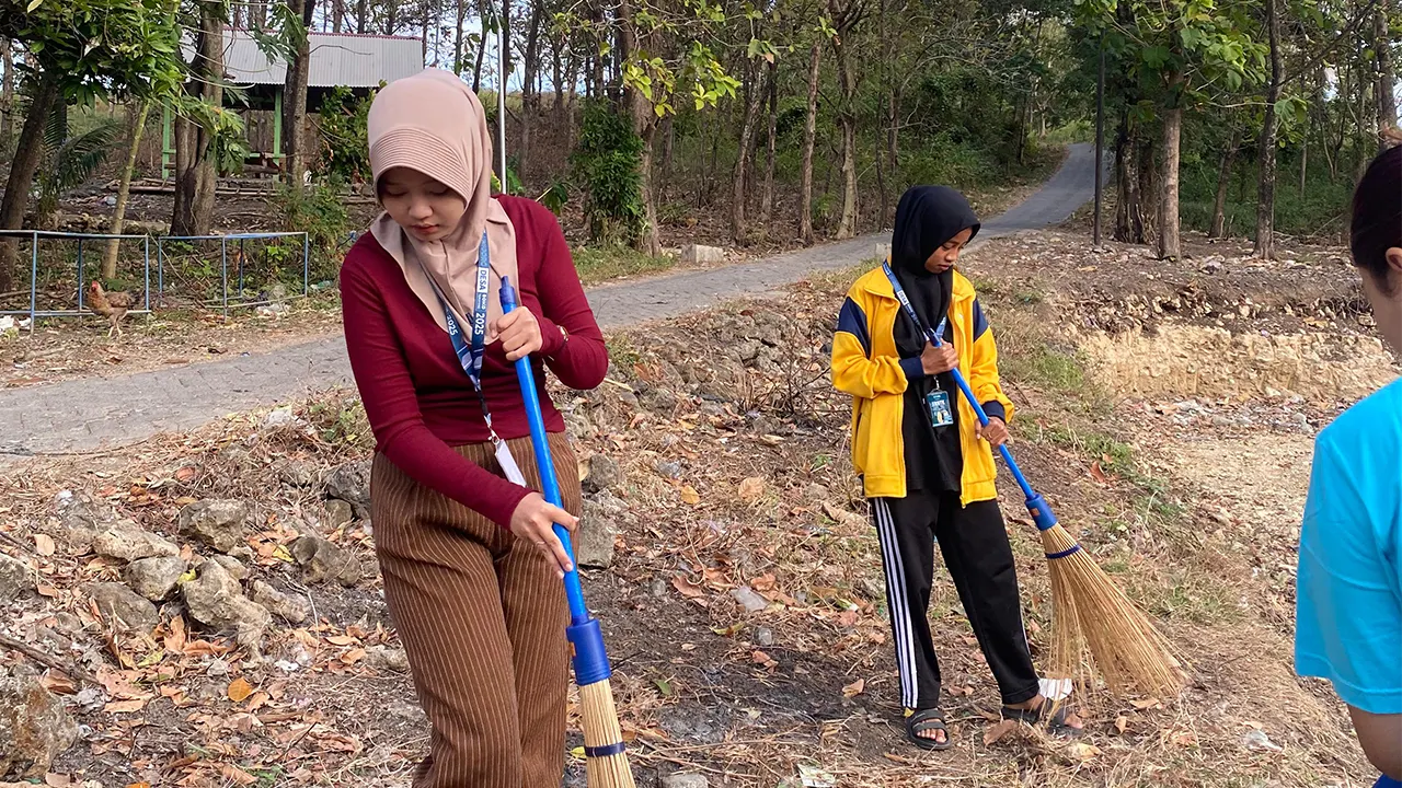 Mahasiswa KKNTK 25 UNIGORO saat pelaksanaan program GERMAS. (doc. KKNTK 25 UNIGORO)