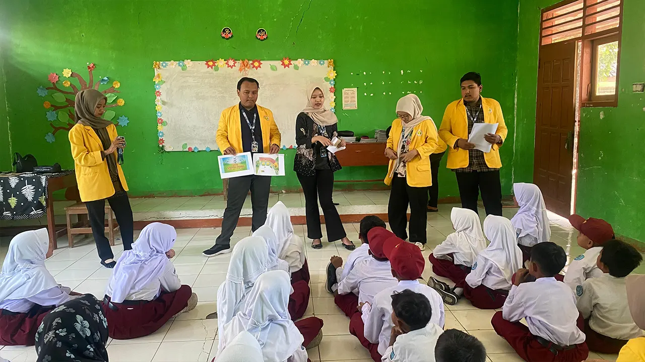 Mahasiswa KKNTK 25 Unigoro mengadakan diskusi kelompok, kuis edukatif, dan pembuatan poster bertema lingkungan bersih. (doc. KKNTK 25 Unigoro)