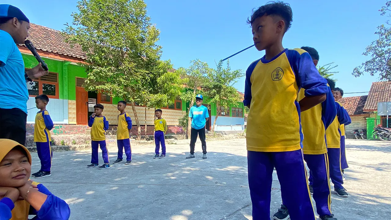 Mahasiswa KKNTK 25 Unigoro saat memberikan instruksi peraturan Outbound Edukatif. (doc. KKNTK 25 Unigoro)