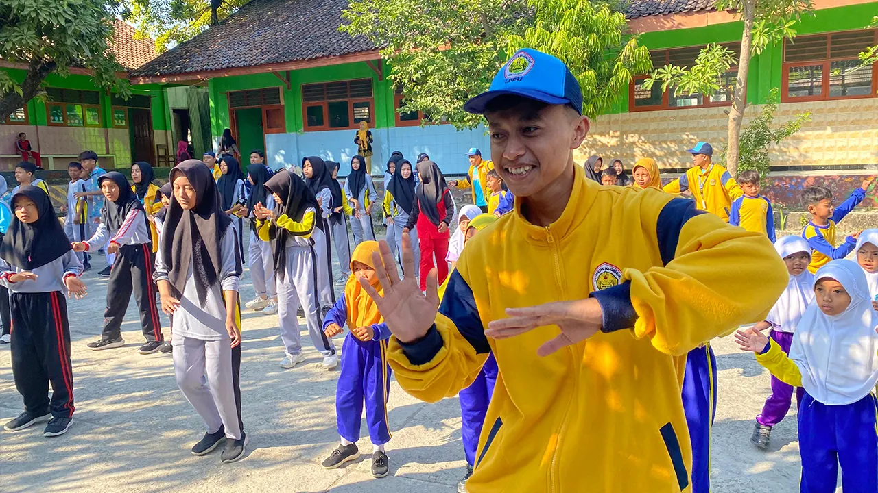 Mahasiswa KKNTK 25 Unigoro saat memimpin senam. (doc. KKNTK 25 Unigoro)
