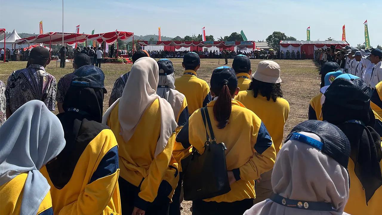 Mahasiswa KKNTK 25 Unigoro saat mengikuti upacara peresmian program TNI Manunggal Membangun Desa (TMMD) ke-121 di Desa Soko. (doc. KKNTK 25 Unigoro)