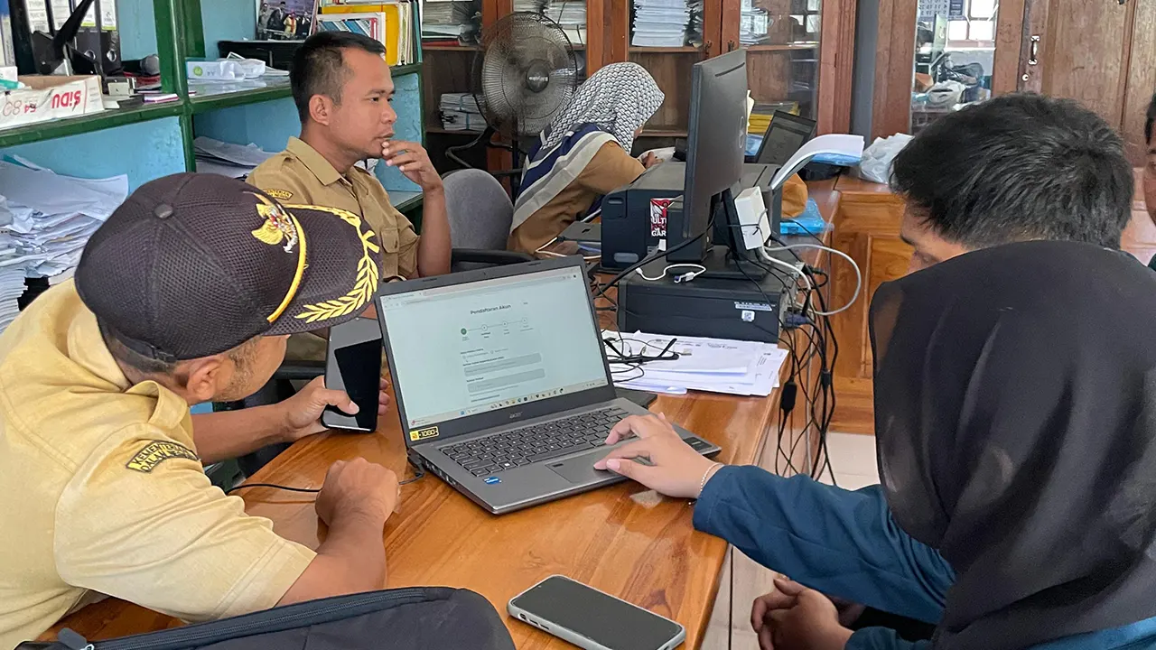 Mahasiswa Tim 76 KKN-T Undip saat memberikan sosialisasi pembuatan NIB. (doc. Tim 76 KKN-T Undip)