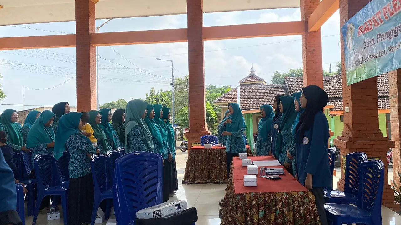 Mahasiswa UNAIR melaksanakan program kerja Cerdas Finansial di Balai Desa Wiyu. (doc. BBK 6 UNAIR Desa Wiyu)