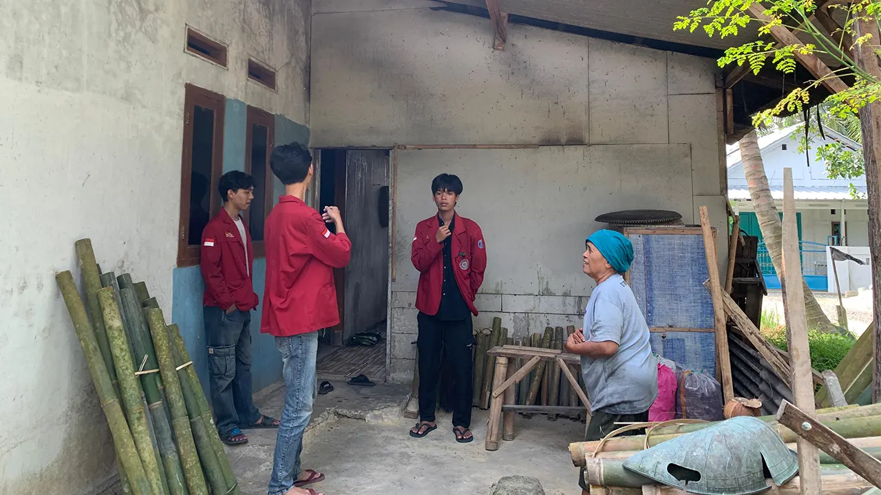 Mahasiswa UNIBA saat berkunjung ke rumah produsen Lemeung di desa Bojong catang, (11/7/2025). (doc. KKM 66 UNIBA)