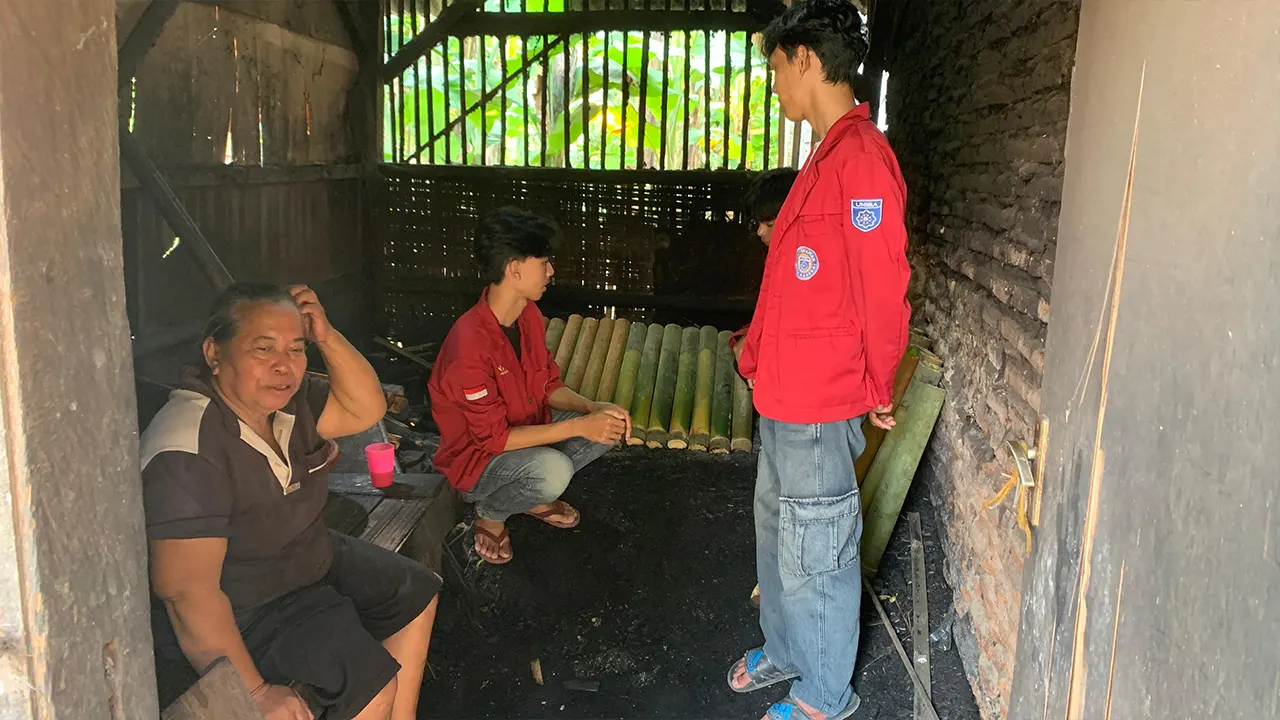 Mahasiswa UNIBA saat berkunjung ke rumah produsen Lemeung di desa Bojong catang, (11/7/2025). (doc. KKM 66 UNIBA)