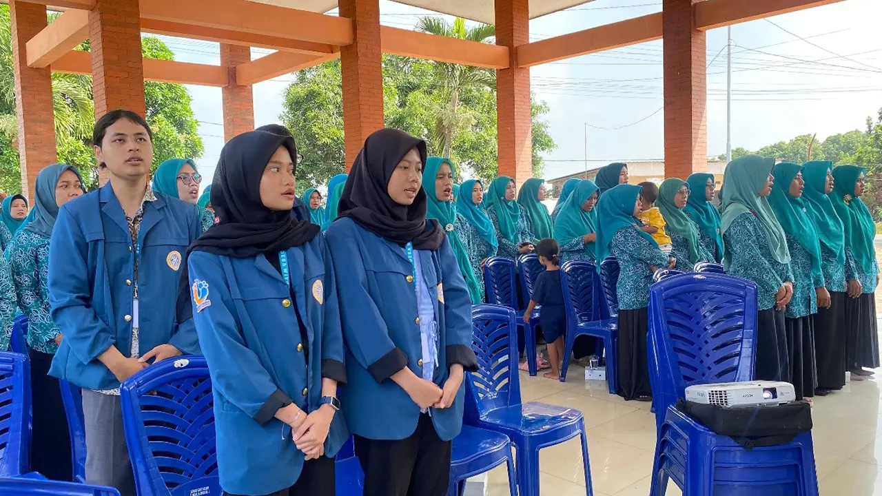 Mahasiswa UNAIR menyanyikan Mars PKK bersama anggota PKK Desa Wiyu. (doc. BBK 6 UNAIR Desa Wiyu)