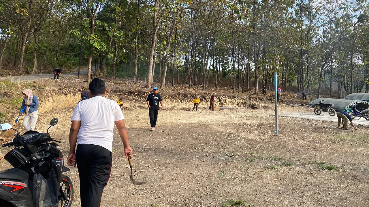 Mahasiswa dan warga saat pelaksanaan program GERMAS. (doc. KKNTK 25 UNIGORO)