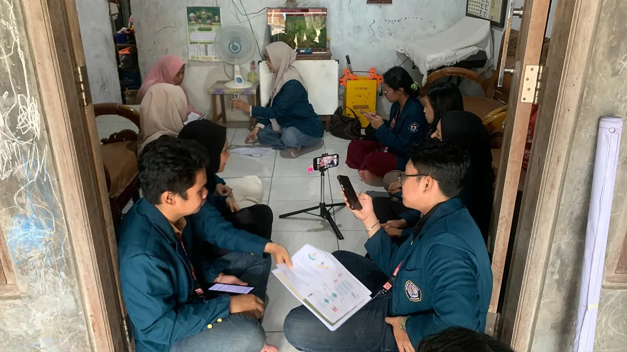 Mahasiswa KKN UDIP saat memberikan edukasi praktis kepada salah satu pemilik usaha, mulai dari pelatihan pengemasan produk lunpia secara menarik dan higienis, hingga pembuatan katalog digital untuk mendukung promosi daring. (doc. Tim 105 KKN-T Kelurahan Plamongansari UNDIP)