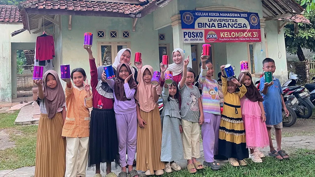 Momen kebersamaan penuh makna antara mahasiswa KKM Kelompok 31 dan anak-anak Kampung Cilanggawe dalam kegiatan “Celengan Cerdas” (doc. KKM 31 UNIBA)