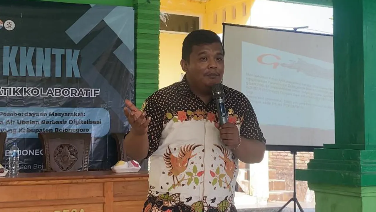 Narasumber dari Disbudpar Bojonegoro, Ade Teguh Priyambodo saat menyampaikan materi. (doc. KKNTK 25 Unigoro)