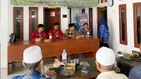 Pelaksanaan musyawarah dengan masyarakat desa yang membahas rencana pelaksanaan kegiatan sunat massal dan skrining mata gratis, yang ditujukan khususnya untuk anak-anak dan lansia. (doc. KKM 61 UNIBA)