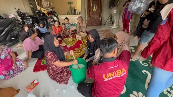 Pelatihan pembuatan sabun cuci piring di posko KKM Kelompok 87. (doc. KKM 87 UNIBA) Pelatihan pembuatan sabun cuci piring di posko KKM Kelompok 87. (doc. KKM 87 UNIBA)