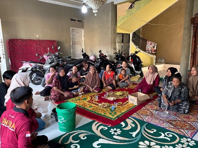 Pelatihan pembuatan sabun cuci piring di posko KKM Kelompok 87. (doc. KKM 87 UNIBA) Pelatihan pembuatan sabun cuci piring di posko KKM Kelompok 87. (doc. KKM 87 UNIBA)