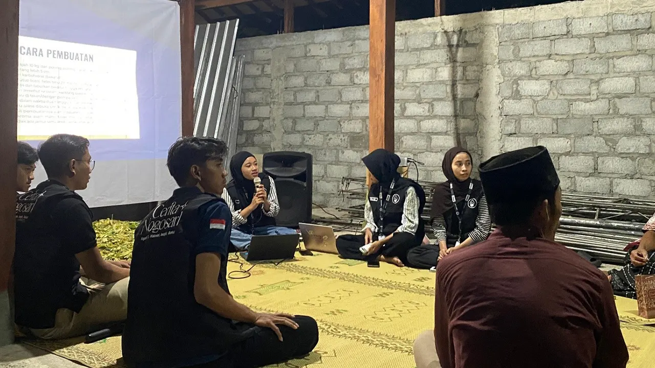 Pemaparan Materi oleh Mahasiswa KKN UMBY Kelompok 116 dalam kegiatan sosialisasi dan pelatihan pengawetan hijauan makanan ternak (Silase) di Dusun Nogosari 1, Imogiri, Bantul. Pelatihan ini berlangsung pada Senin (28/7/2025). (doc. KKN UMBY Kelompok 116)