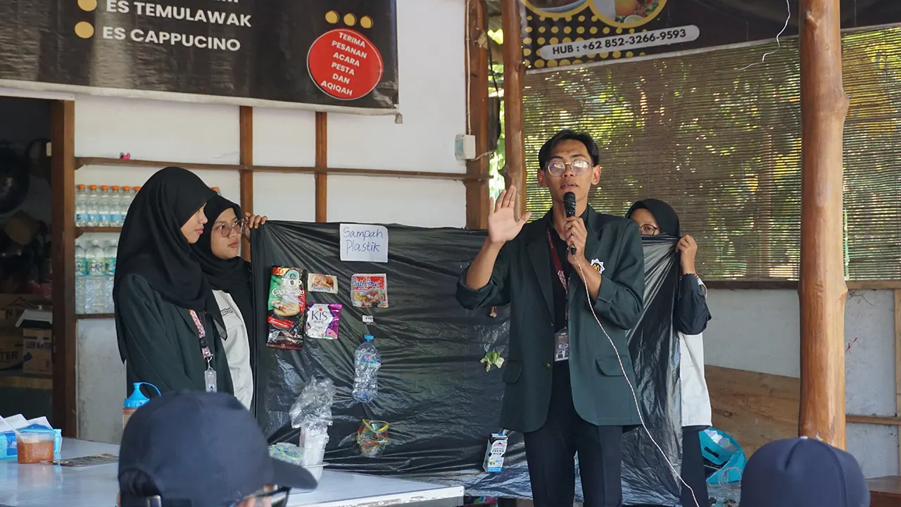 Pemateri Rofi’i saat memberikan paparan mengenai pembilahan sampah, pada Kamis (10/7/2025). (doc. KKN 141 UINSA)