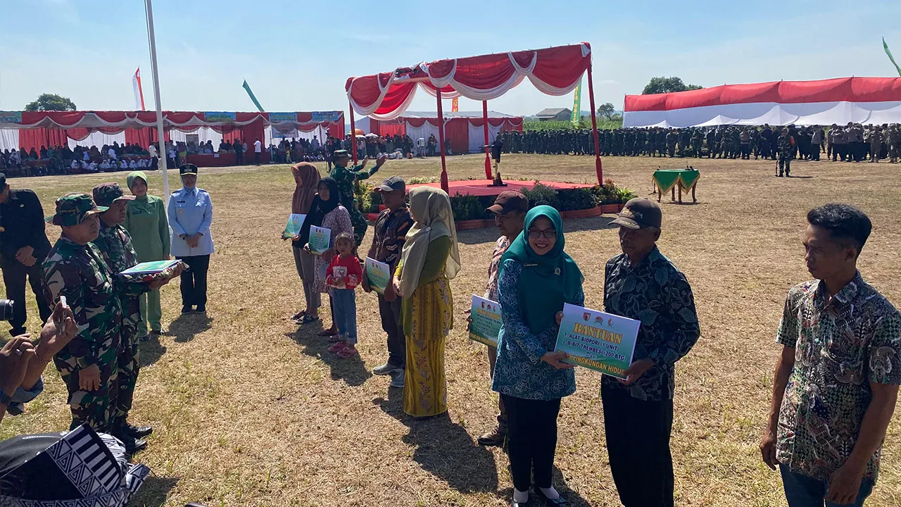 Pemberian berbagai bantuan saat peresmian program TNI Manunggal Membangun Desa (TMMD) ke-121 di Desa Soko. (doc. KKNTK 25 Unigoro)