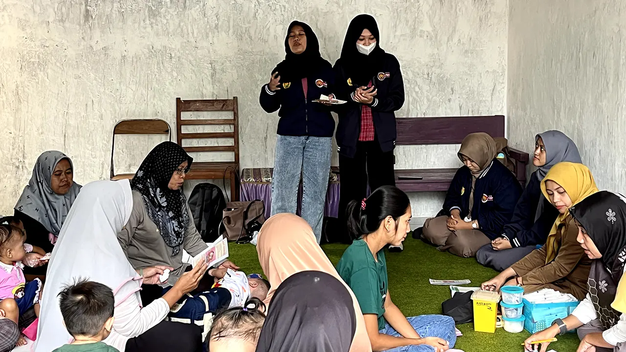 Pemberian edukasi dalam kegiatan posyandu (14/7/2025). (doc. Promahadesa 28 UNEJ)