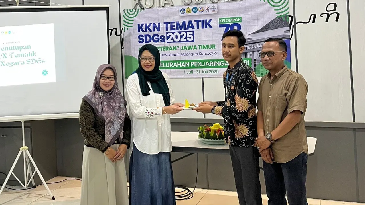 Pemotongan tumpeng oleh Mukhamad Zakaria dan Ibu Lurah Fonnyta Herfianti, sebagai simbol rasa syukur dan kebersamaan dalam acara penutupan kegiatan KKN SDGs Kelompok 78 UPN Veteran Jatim. (doc. pribadi)