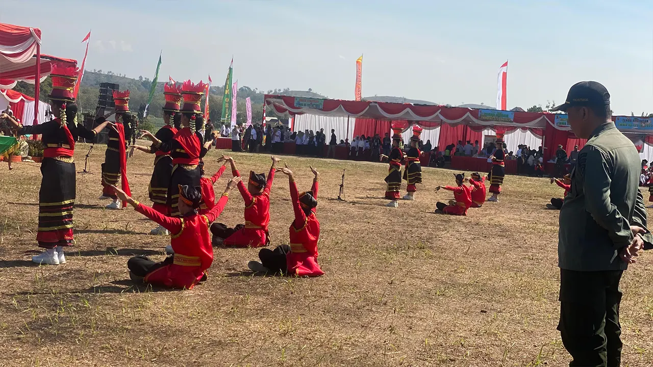 Penampilan seni tari lokal saat peremian T MMD di Desa Soko. (doc. KKN 55 UNUGIRI)