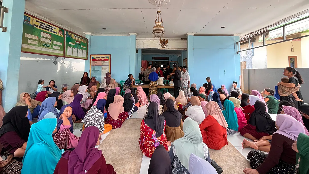 Penyaluran Bansos di Desa Damping. (doc. KKM 72 UNIBA)