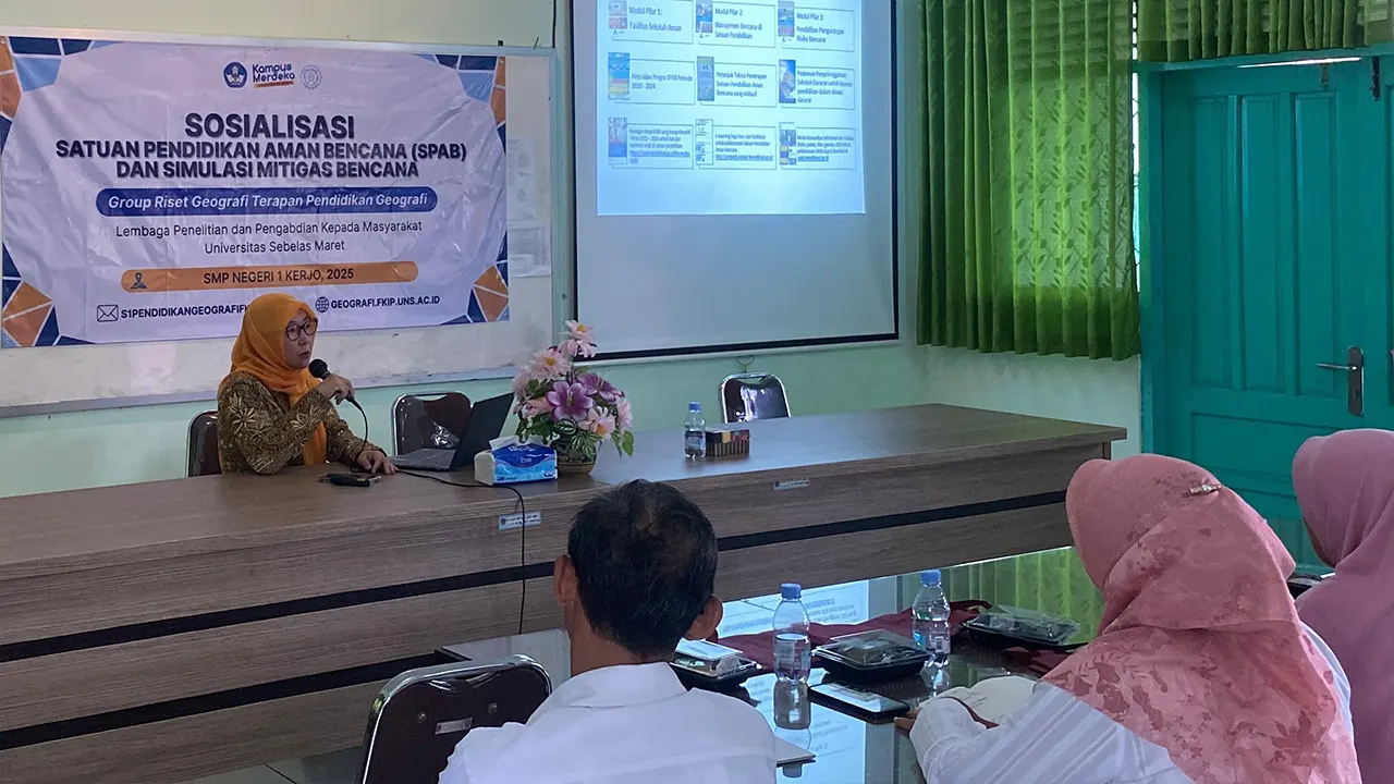Penyampaian materi SPAB oleh Ibu Dr. Pipit Wijayanti, S.Si., M.Sc., selaku Ketua Program Studi Pendidikan Geografi UNS. (doc. Pendidikan Geografi UNS)