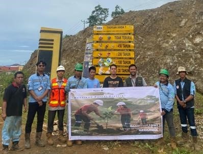 Penyerahan Papan Sosialisasi Umur Sampah dengan Kepala Desa Laroenai. (doc. pribadi)