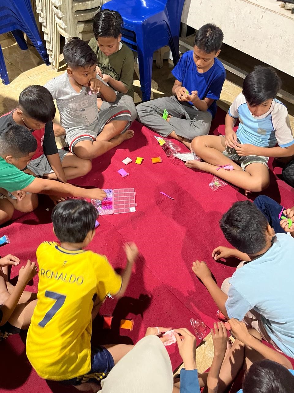 Peserta Membuat Kerajinan. (doc. BBK 6 UNAIR)