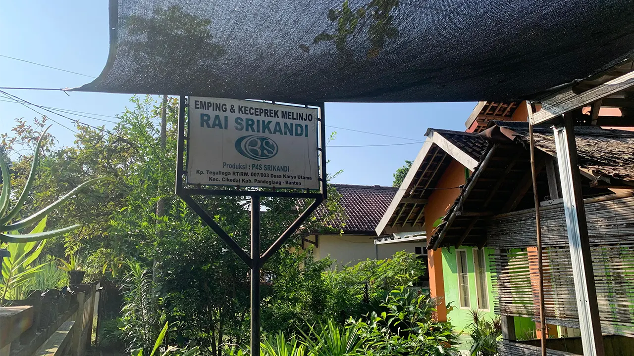 Plang “Emping Srikandi & Keceprek Melinjo RAI Srikandi” berdiri kokoh di Kampung Tegallega, menjadi penanda semangat wirausaha lokal yang telah bertahan sejak tahun 2001. (doc. Kelompok 31 KKM UNIBA)