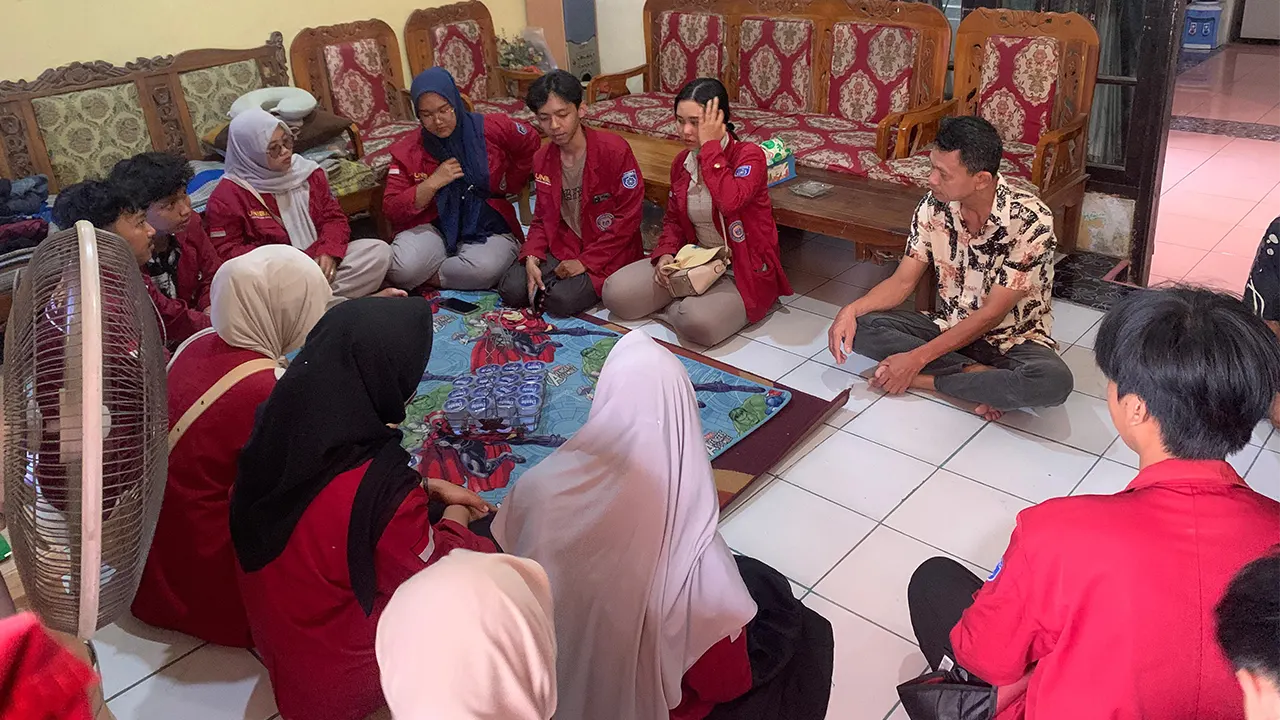 Potret mahasiswa kelompok 66 KKM UNIBA saat berkunjung ke rumah ketua RW 03 pada Rabu (9/7/2025). (doc. KKM kelompok 66 UNIBA)