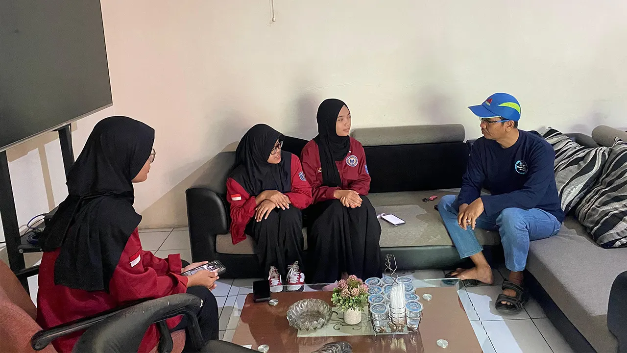 Potret mahasiswa KKM Kelompok-83 Universitas Bina Bangsa (UNIBA) saat mewawancarai salah satu anggota kelompok budidaya ikan nila desa Sumuranja, Jum'at (11/07/2025). (doc. Anisya Putri M/UNIBA)