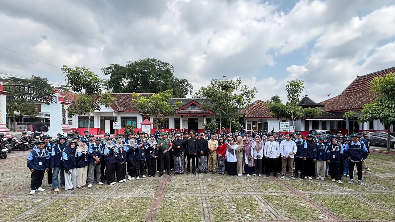 Potret mahasiswa KKN MIT ke-20 UIN Walisongo Kecamatan Tangeran bersama dengan LP2M dan Pemerintahan Kecamatan Tangerang, Selasa (15/7/2025). (doc. Tim Kominfo Posko 74 Desa Butuh).