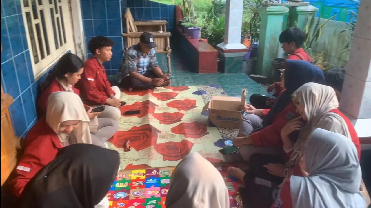 
Mahasiswa KKM UNIBA kelompok 66 dalam kegiatan kunjungan ke rumah ketua RW 02, Rabu (9/7/2025) (doc. KKM kelompok 66 UNIBA)