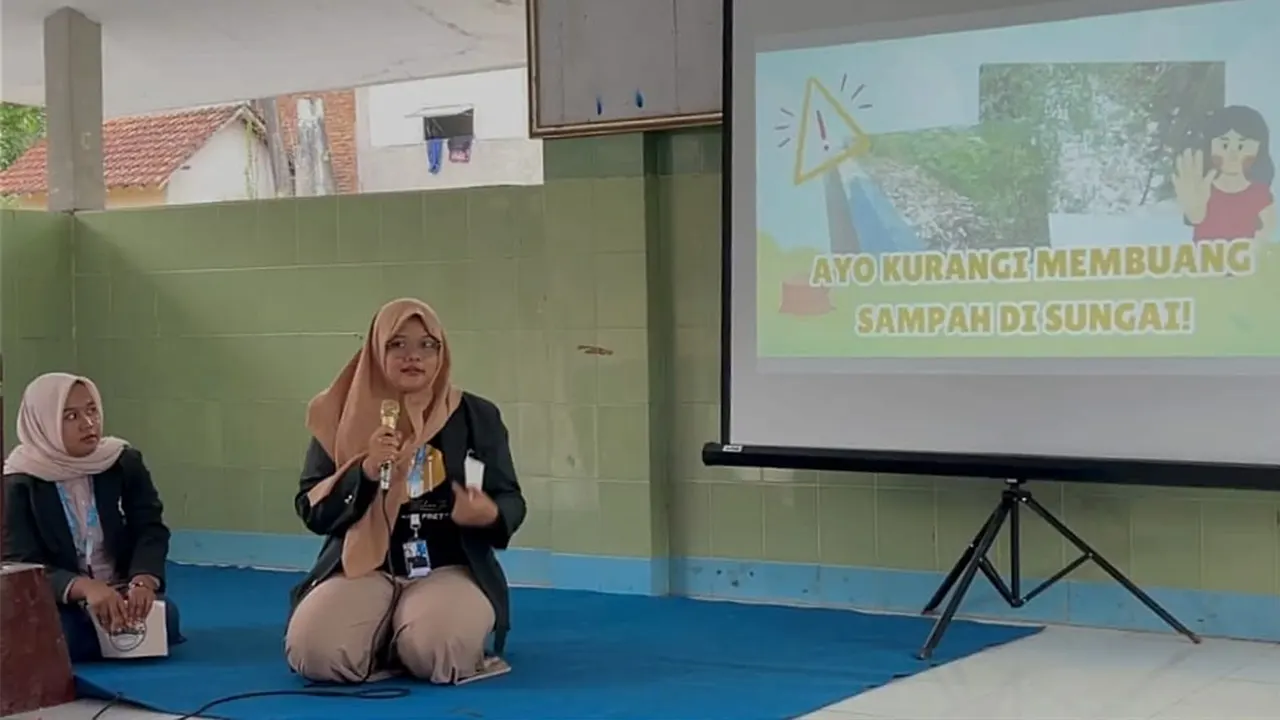 Potret penyampaian materi "Pola Pembuangan Sampah yang Benar dan Berkelanjutan" oleh mahasiswi. (doc. KKN 55 UINSA)