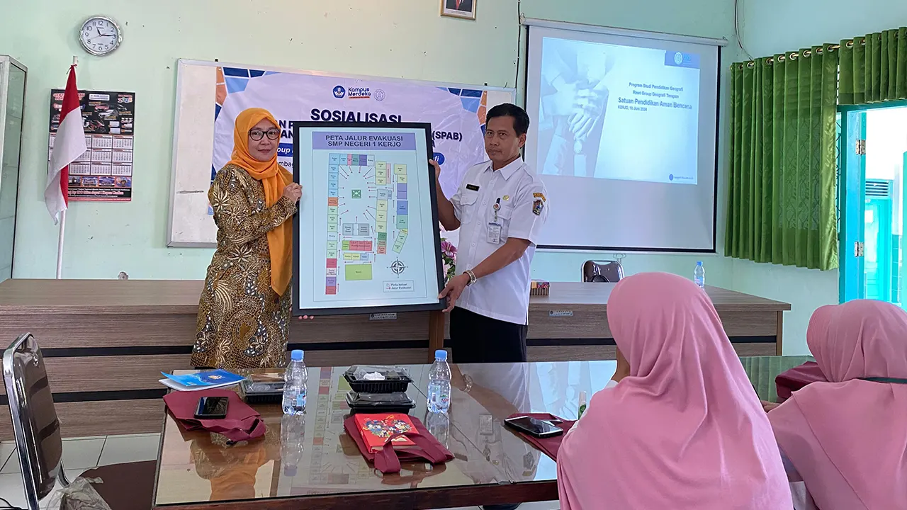 Program Studi Pendidikan Geografi UNS memberikan kenang-kenangan berupa peta jalur evakuasi kepada SMP Negeri 1 Kerjo. (doc. Pendidikan Geografi UNS)