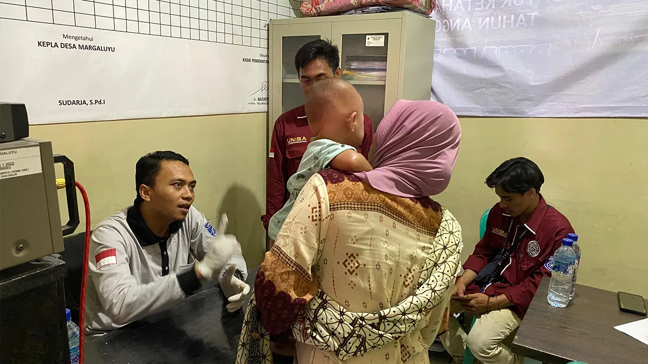 Proses Skrining Kesehatan sebelum khitanan massal untuk anak-anak Desa Margaluyu. (doc. KKM 61 UNIBA)