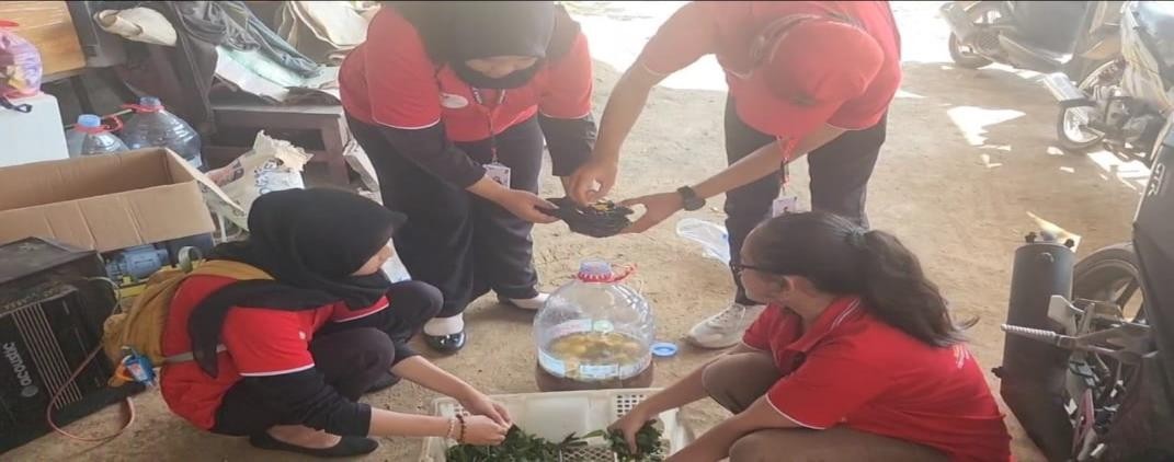 Proses pembuatan Ecoenzym. (doc. KKN UNTAG) Proses pembuatan Ecoenzym. (doc. KKN UNTAG)