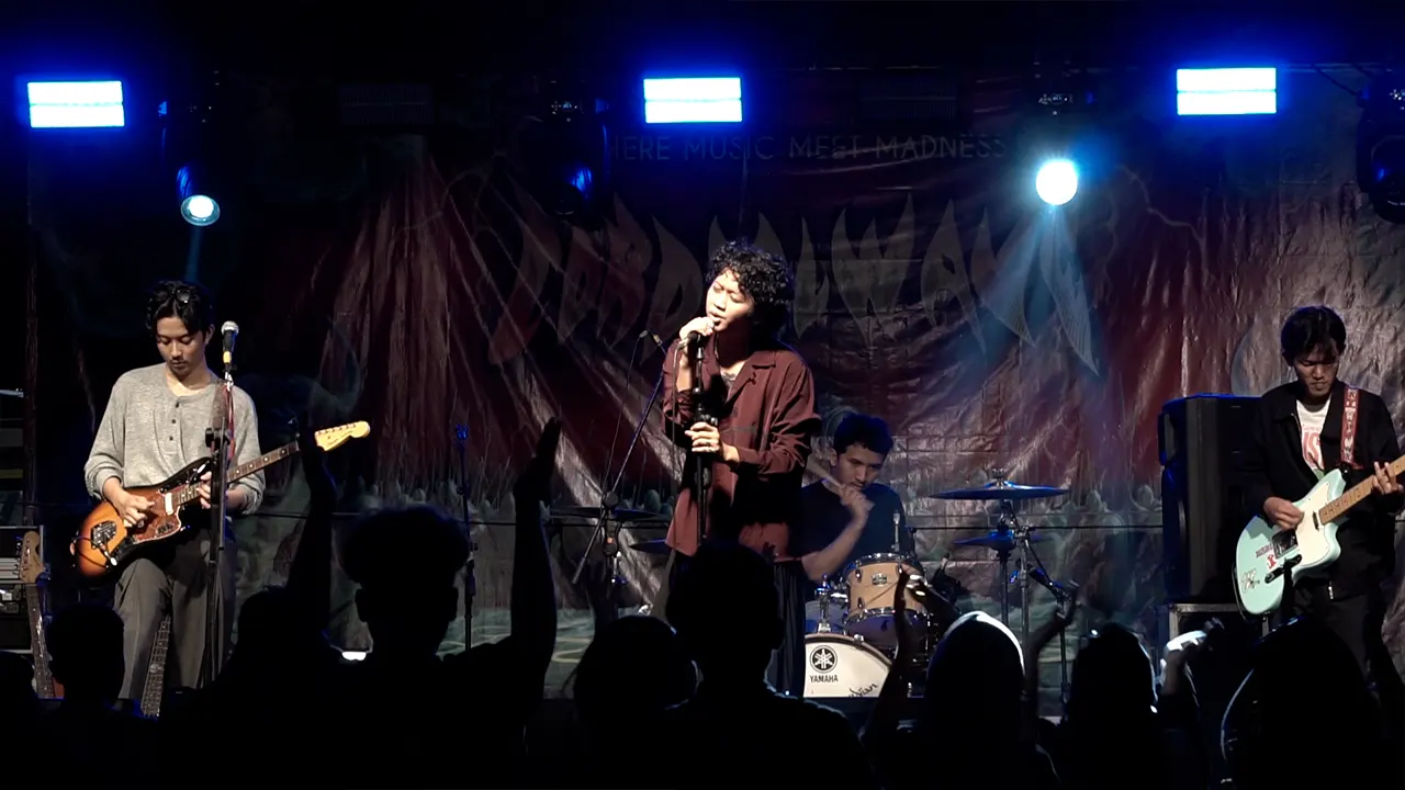 Salah satu perform band musik asal yogyakarta dalam konser musik bertajuk “Cordial Wave” pada Sabtu, (28/6/2025), di Jawir Creative Communal Space. (doc. Pribadi)